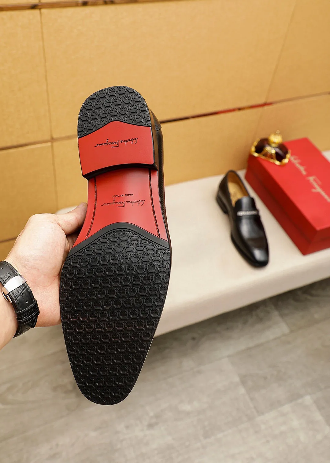 Men's shoes 💰460 💐 Product trademark: Ferragamo "Ferragamo" casual leather shoes Regular size: 38-44 (45.46🉑️customized) Product materials: Selected imported first-layer calfskin embossed upper + luxury hardware buckle, imported water-dyed cow leather lining. Strong three-dimensional visual effect, original outsole color: 1⃣️color optional